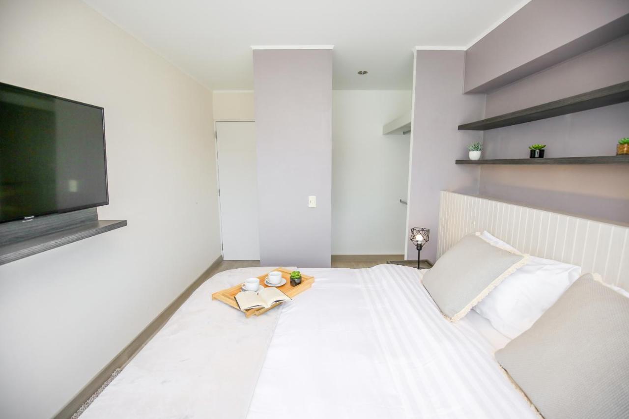 Trendy Host Black - San Isidro Lima